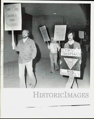 #ad 1977 Press Photo Demonstration in Wichita lra64192