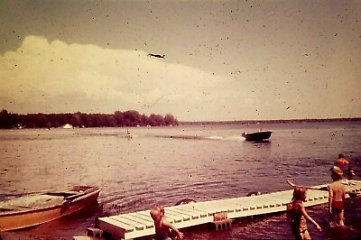 RE16 ORIGINAL KODACHROME 1960s 35MM SLIDE WATER SKIING LAKE KIDS SWIMMING BOAT